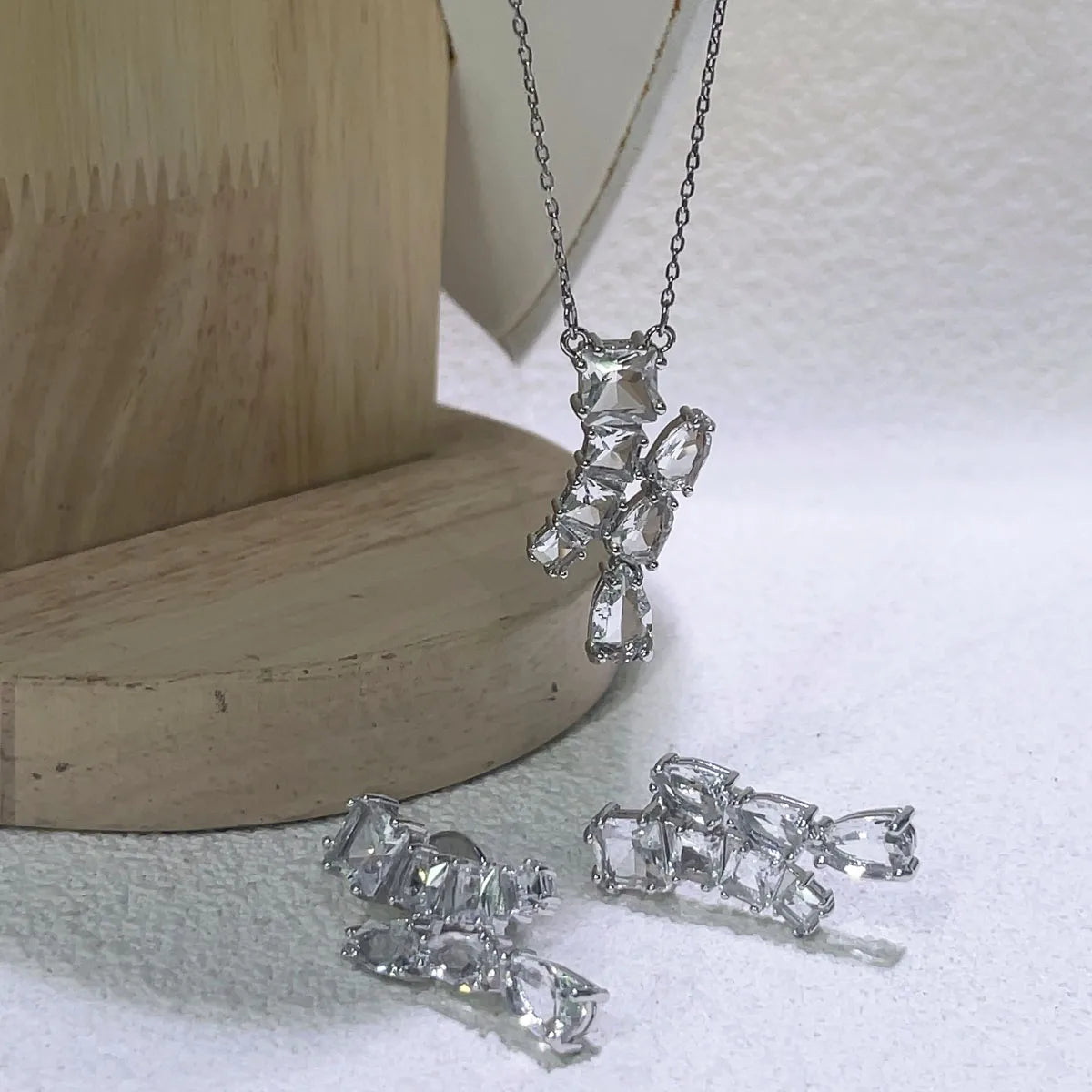2025 Nuevo Exquisito Conjunto de Joyas Pendientes Pulsera Encanto de Cristal Blanco Collar de Perlas Original Mujer Fiesta Joyería Accesorios Regalo