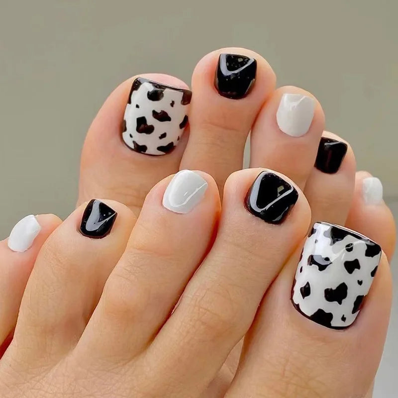 Flores Blancas Uñas Postizas Artificiales Francesas Nude Rosa Uñas Falsas para Pies con Pegamento Uñas Postizas Cortas Planas para Pies al por Mayor