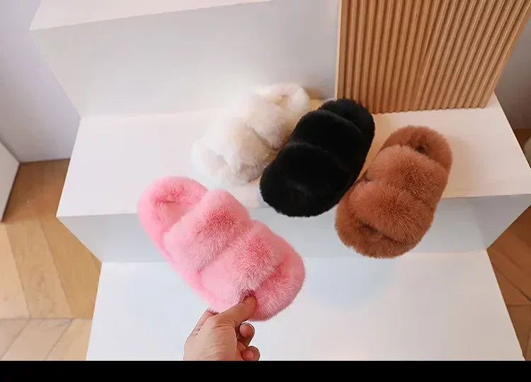 Zapatos cálidos para niños, color liso, versátiles, pantuflas de invierno con pelo para niños y niñas, nuevos zapatos de interior para niños 2025, a la moda, antideslizantes, elegantes.