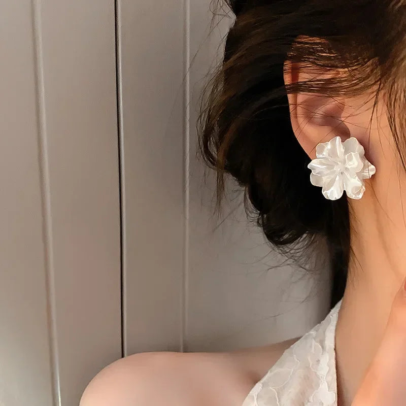 Fashion White Camellia Stud Earrings for Women New Modern Korean Fashion Flower Earring Cute Girl Party Jewelry Accessories