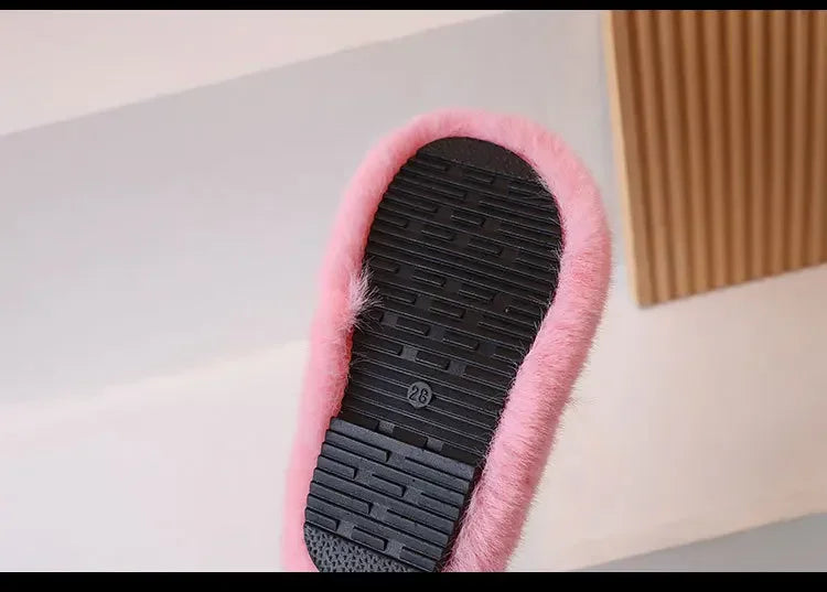 Zapatos cálidos para niños, color liso, versátiles, pantuflas de invierno con pelo para niños y niñas, nuevos zapatos de interior para niños 2025, a la moda, antideslizantes, elegantes.