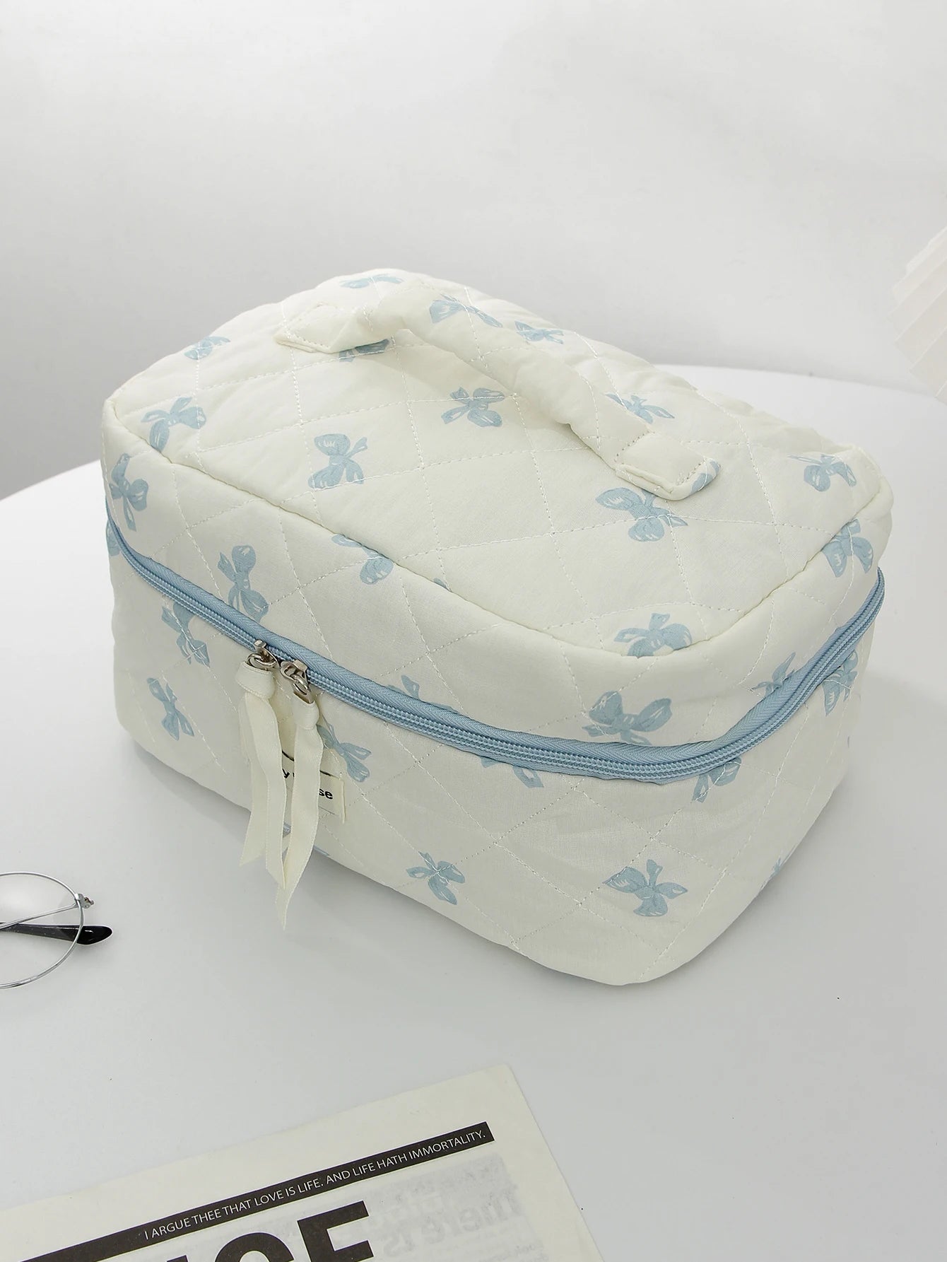 1 pc/set of white and blue bow quilted ｍakeup bag, bow pattern makeup bag, travel essential makeup bag, daily toiletries makeup