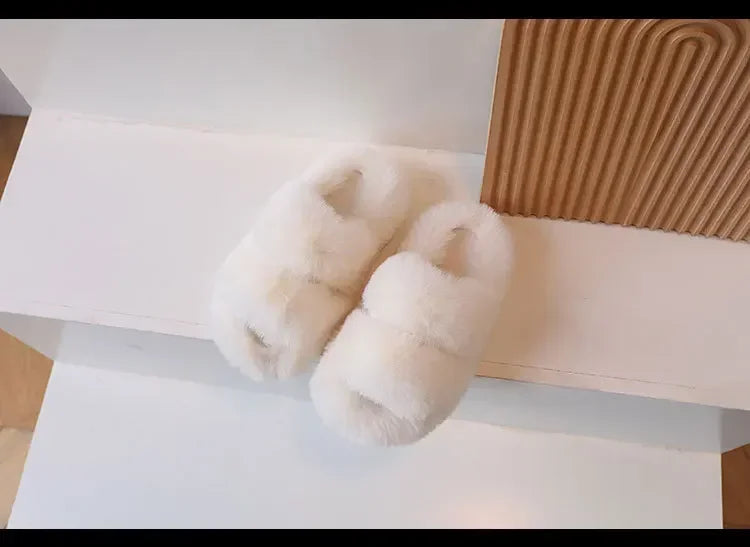Zapatos cálidos para niños, color liso, versátiles, pantuflas de invierno con pelo para niños y niñas, nuevos zapatos de interior para niños 2025, a la moda, antideslizantes, elegantes.