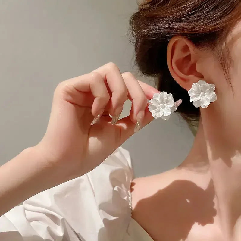 Fashion White Camellia Stud Earrings for Women New Modern Korean Fashion Flower Earring Cute Girl Party Jewelry Accessories