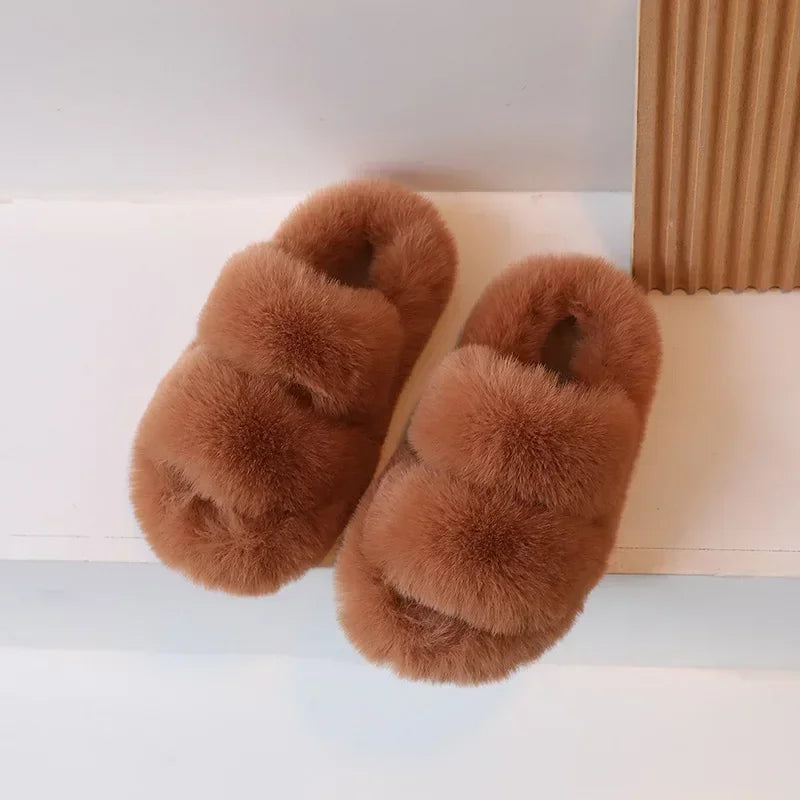 Zapatos cálidos para niños, color liso, versátiles, pantuflas de invierno con pelo para niños y niñas, nuevos zapatos de interior para niños 2025, a la moda, antideslizantes, elegantes.