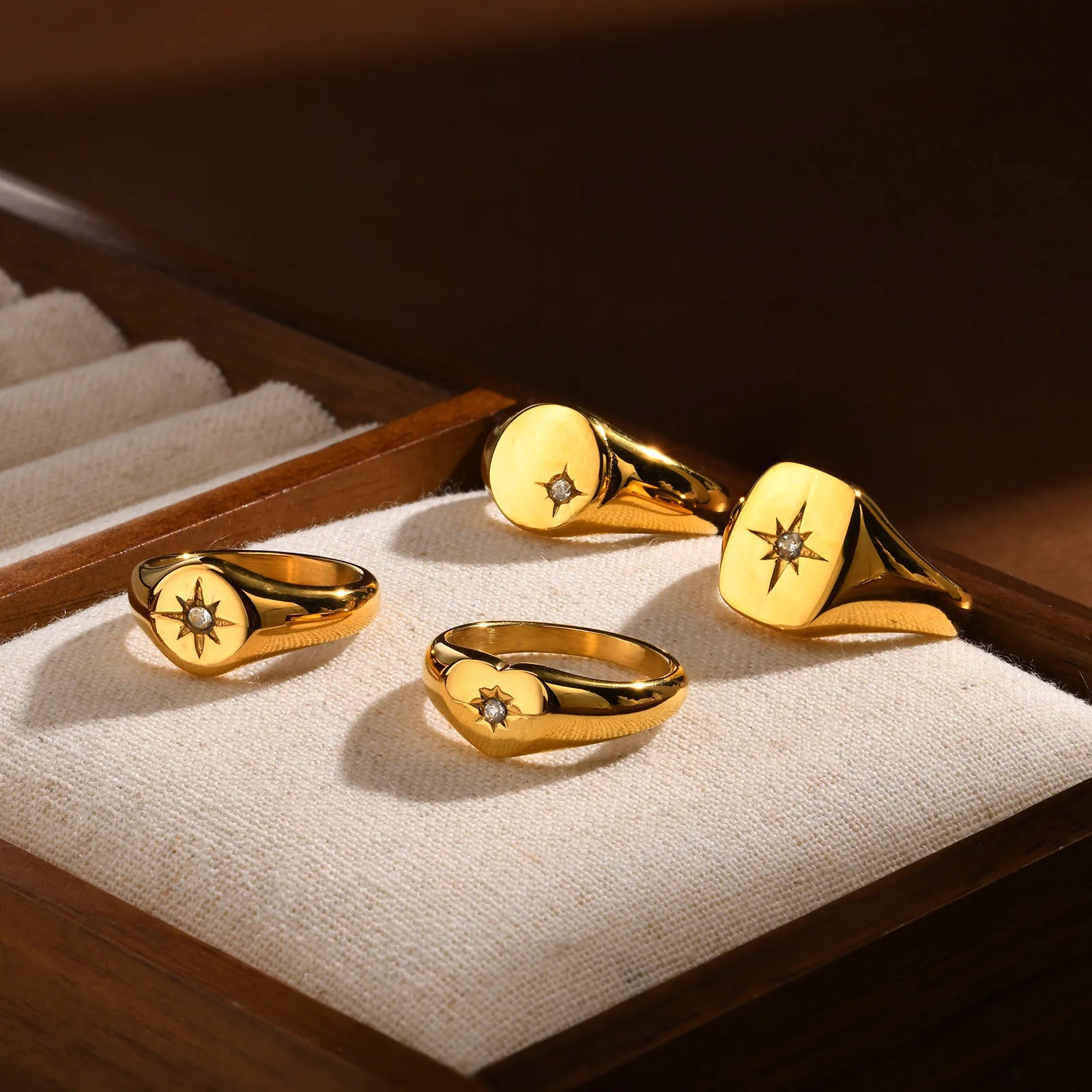 Anillo Meñique con Sello Sol de Acero Inoxidable, Anillo con Incrustaciones de Zirconia Cúbica Chapado en Oro, Joyería de Moda que No se Deslustra