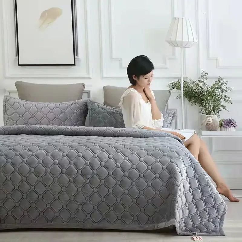 1PC Luxury Bed Cover Thickened Anti-Slip Bed Solid Color Warm Quilted Bedspread Bedding Velvet Comforter Short Plush Sofa Towel