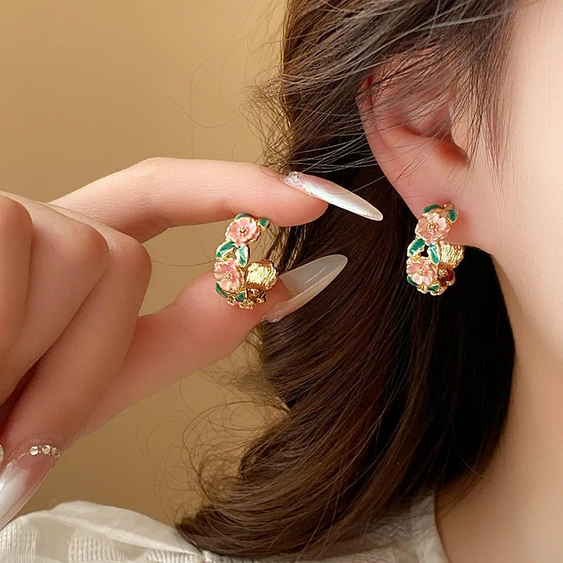 Pendiente colgante en forma de C de flor de rama de rosa para mujer, dulce, romántico, esmaltado francés, temperamento, accesorio de joyería creativo
