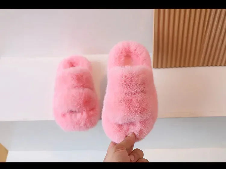 Zapatos cálidos para niños, color liso, versátiles, pantuflas de invierno con pelo para niños y niñas, nuevos zapatos de interior para niños 2025, a la moda, antideslizantes, elegantes.