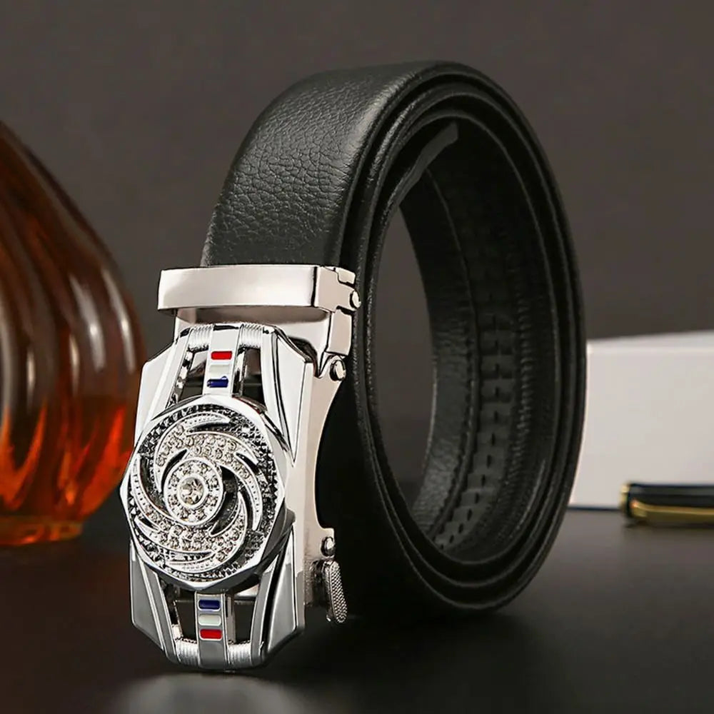 Cinturón de cuero de lujo para hombre – Elegancia dorada con hebilla automática y detalles de pedrería