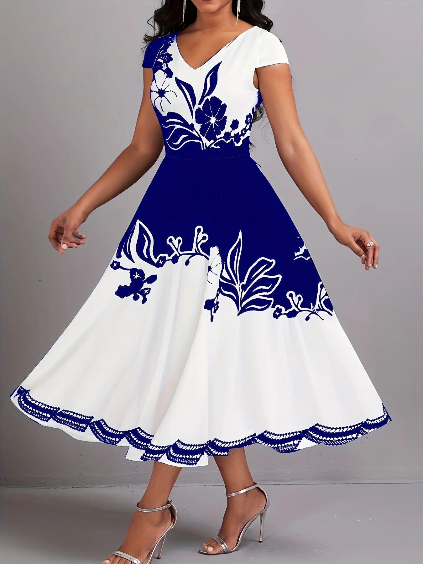 Vestido midi floral con cuello de pico