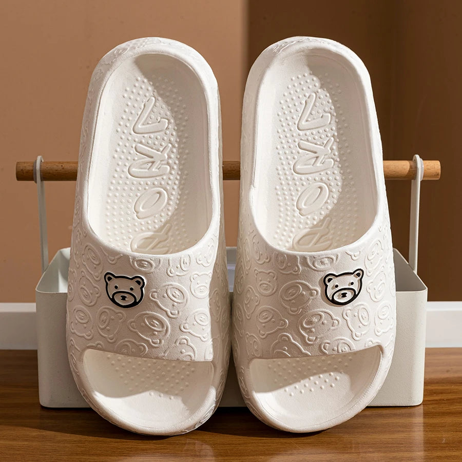 Zapatillas con estampado de oso lindo para mujer, sandalias de verano suaves de dibujos animados para interior, baño, antideslizantes, para exterior, cómodas, para hombre, calzado de ocio para pareja.