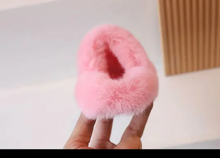 Zapatos cálidos para niños, color liso, versátiles, pantuflas de invierno con pelo para niños y niñas, nuevos zapatos de interior para niños 2025, a la moda, antideslizantes, elegantes.