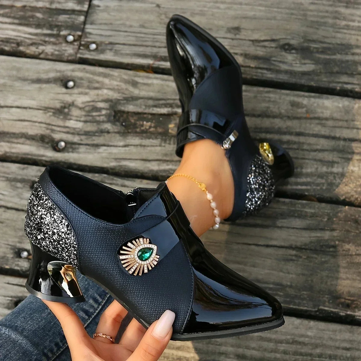 Zapatos de tacón elegantes con flor de perlas