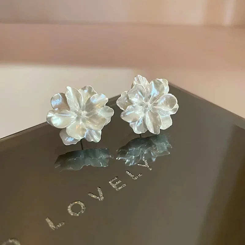Fashion White Camellia Stud Earrings for Women New Modern Korean Fashion Flower Earring Cute Girl Party Jewelry Accessories