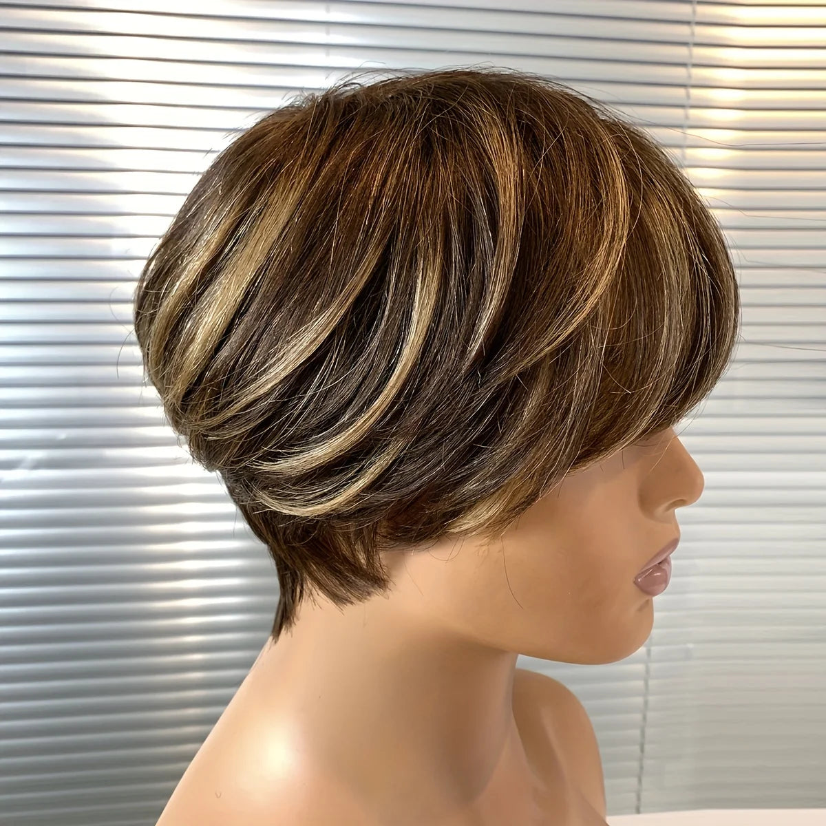 P427 Pelucas de cabello humano con corte Pixie y mechas marrones, cabello Remy, hechas a máquina, aspecto natural, pelucas cortas para uso diario.