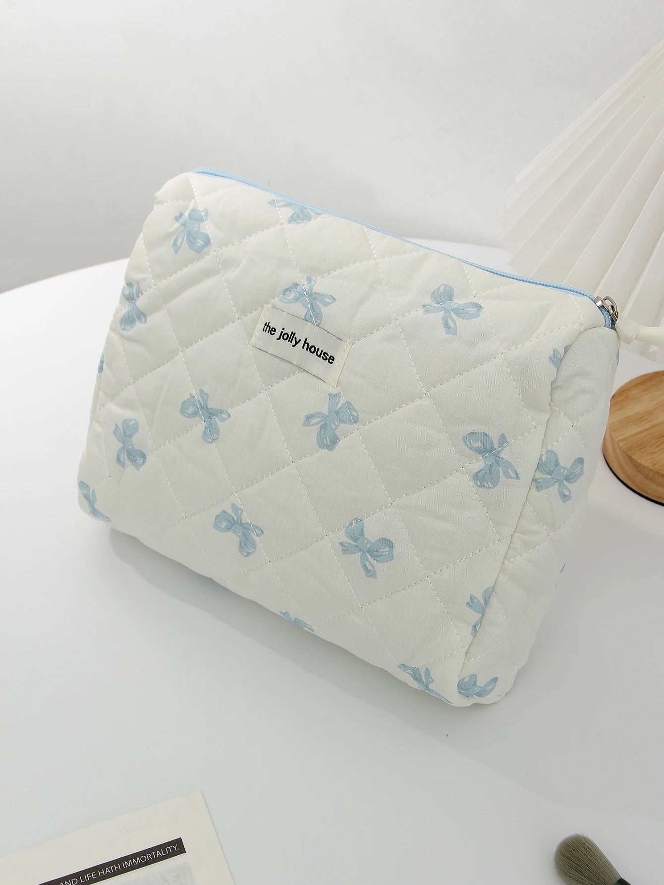 1 pc/set of white and blue bow quilted ｍakeup bag, bow pattern makeup bag, travel essential makeup bag, daily toiletries makeup
