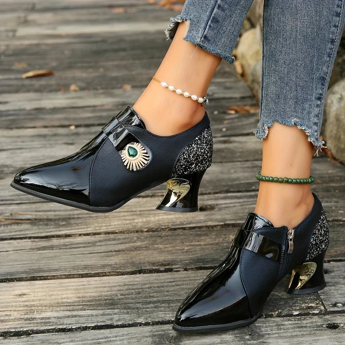 Zapatos de tacón elegantes con flor de perlas