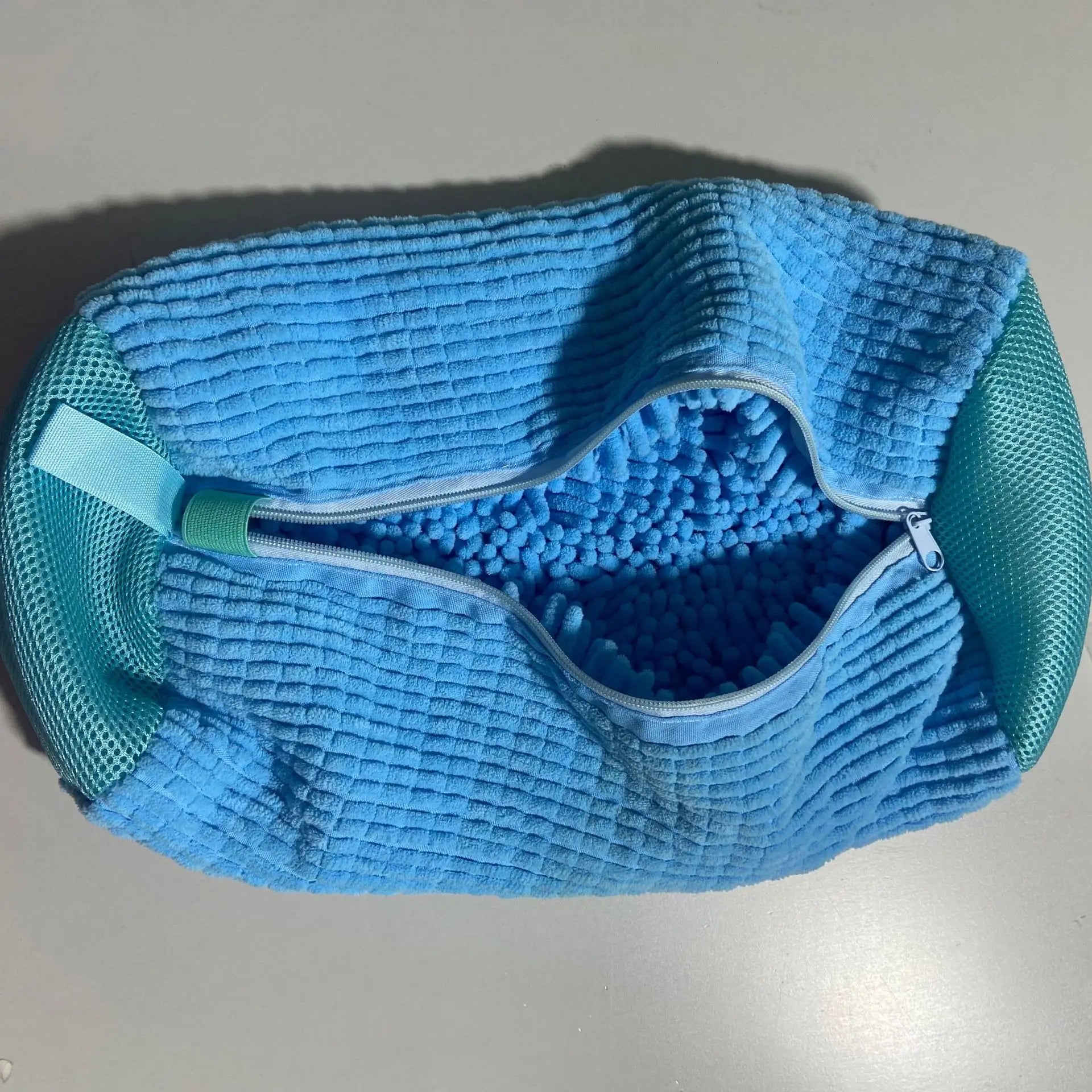 Fluffy Fiber 360° Surround Cleaning Shoe Washing Bag - Reusable Durable Machine-Washable Laundry Bag with Zipper Closure(1pc)