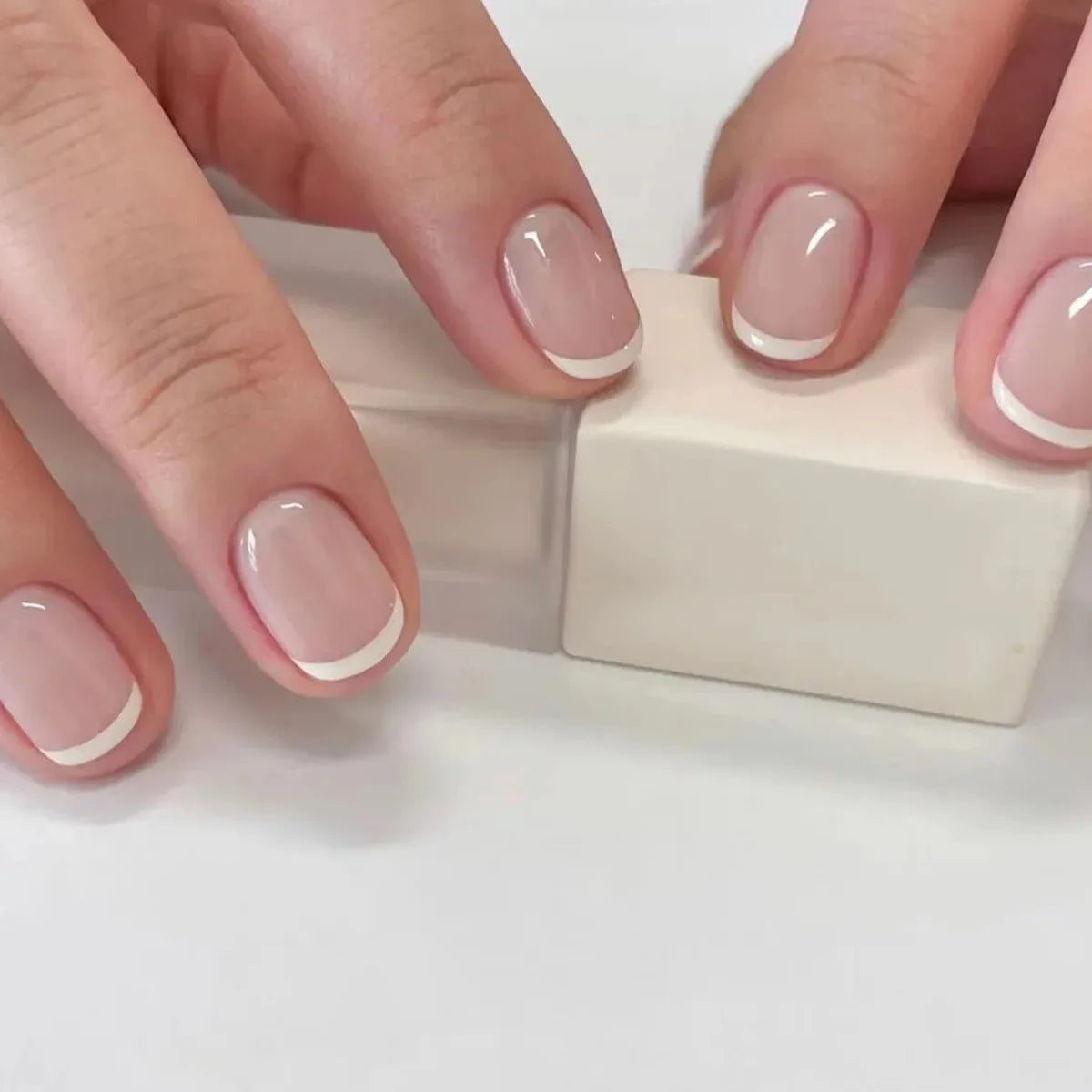 24Pcs Simple Fake Nail with Broken Diamond Short Square Press on False Nails Gradient White Wearable Ballet Full Cover Nail Tip