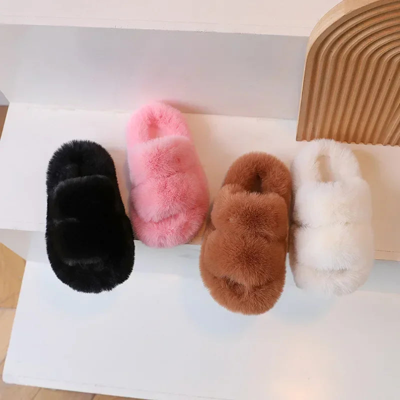 Zapatos cálidos para niños, color liso, versátiles, pantuflas de invierno con pelo para niños y niñas, nuevos zapatos de interior para niños 2025, a la moda, antideslizantes, elegantes.