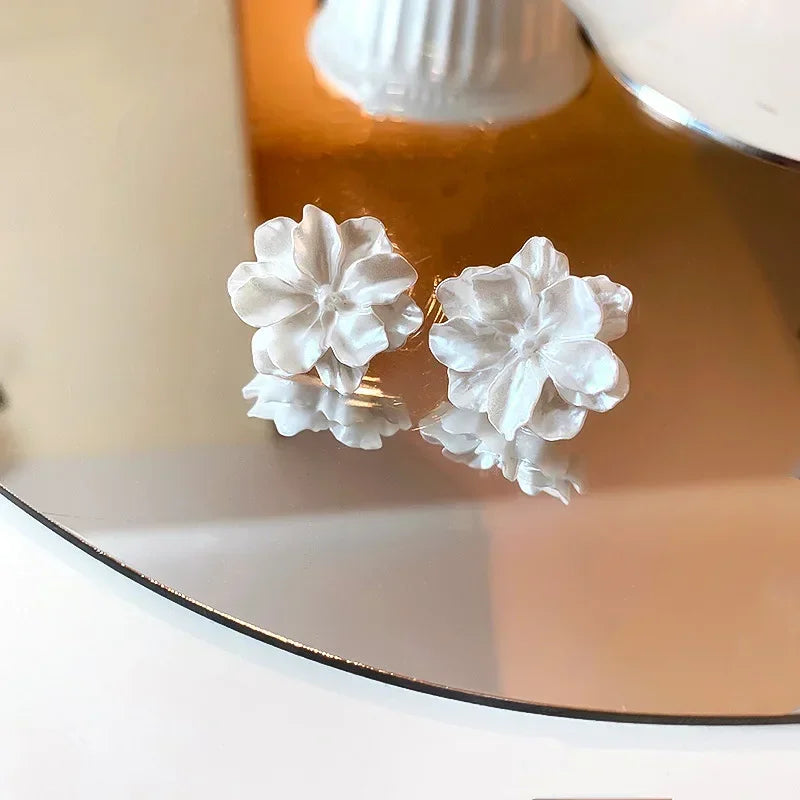 Fashion White Camellia Stud Earrings for Women New Modern Korean Fashion Flower Earring Cute Girl Party Jewelry Accessories