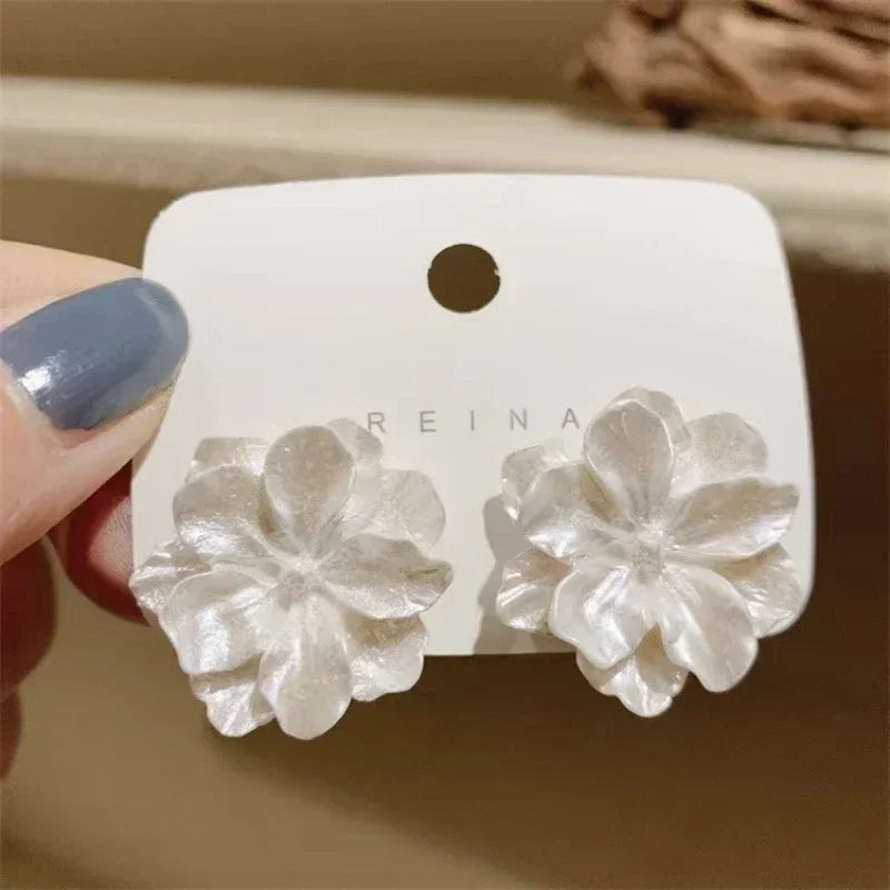 Fashion White Camellia Stud Earrings for Women New Modern Korean Fashion Flower Earring Cute Girl Party Jewelry Accessories