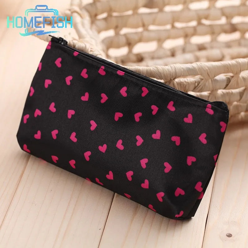Bolsa de Maquillaje con Cremallera y Patrón de Corazones, Diseño de Moda, Bolsa Multifuncional Usable como Estuche de Cosméticos o Cartera de Viaje/Transporte para Mujeres