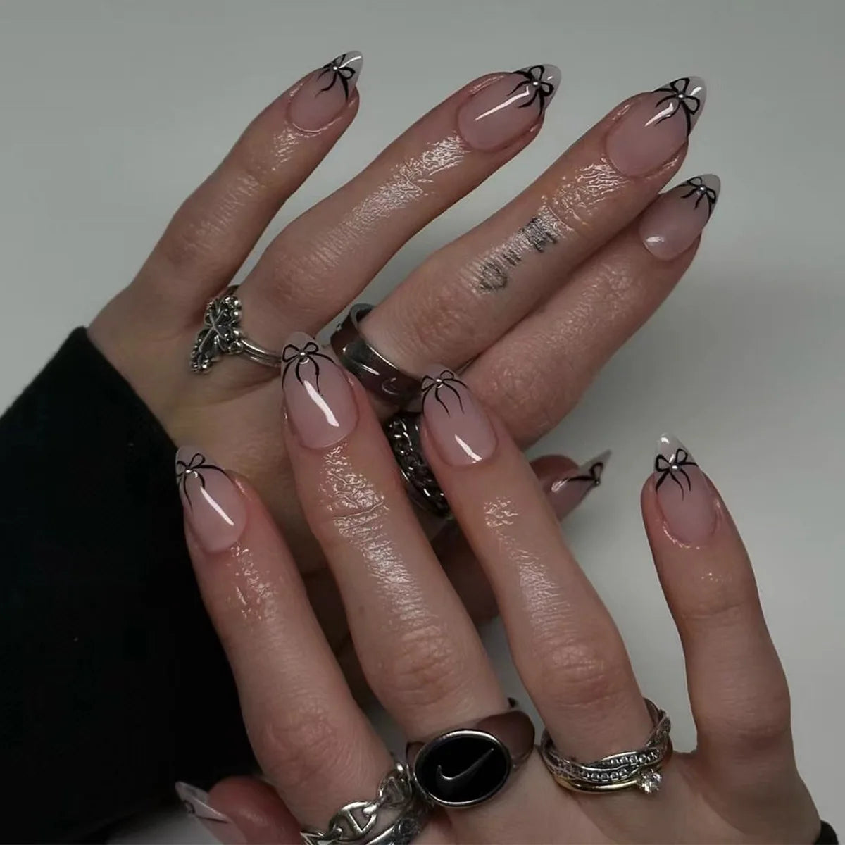 24pcs White French Fake Nails with Glue Simple Pink Press on Nails Short Oval Shape Reusable Acrylic Full Cover Nails Tips