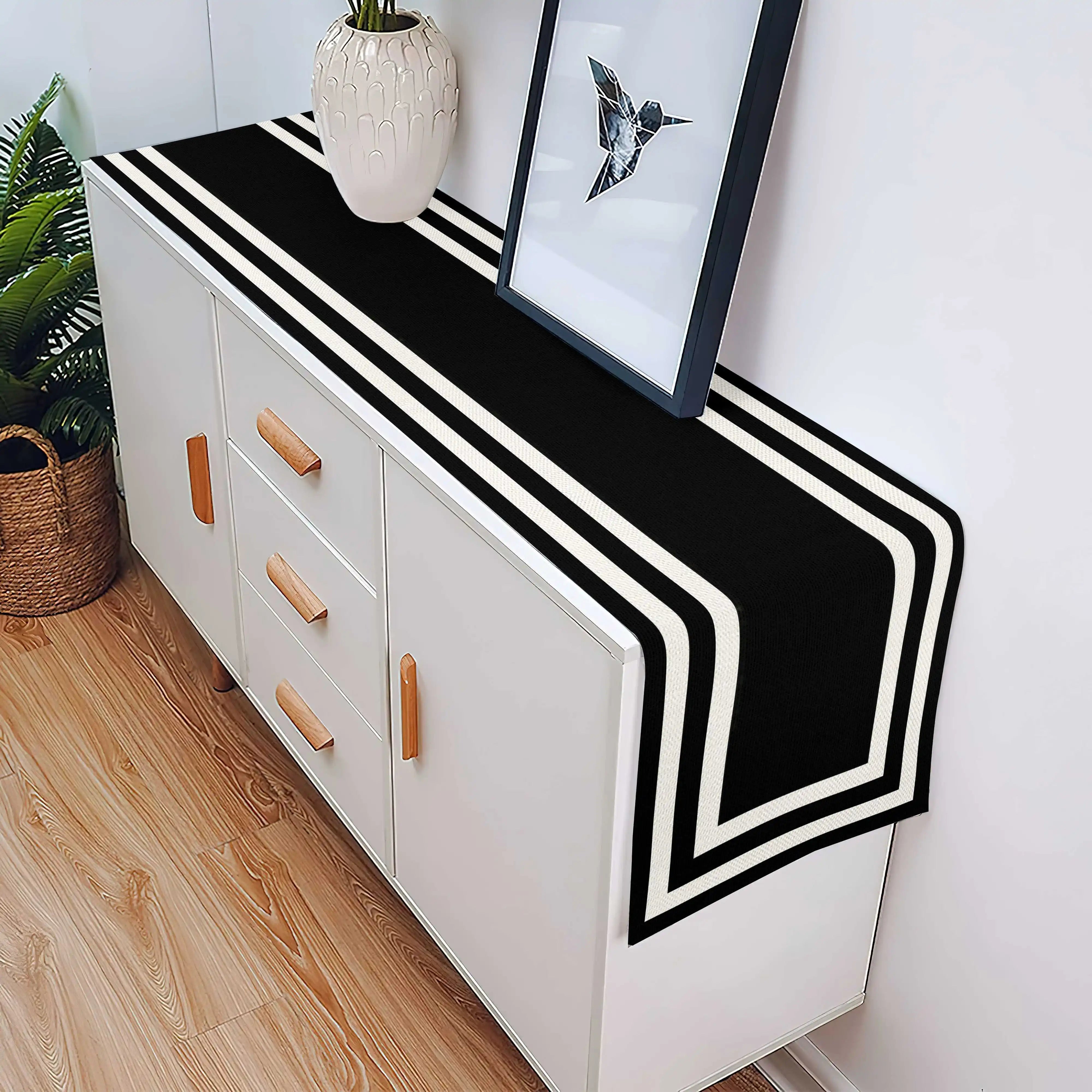 Chemin de table élégant à bordure noire et blanche, design géométrique moderne à rayures verticales, idéal pour la cuisine et la salle à manger.