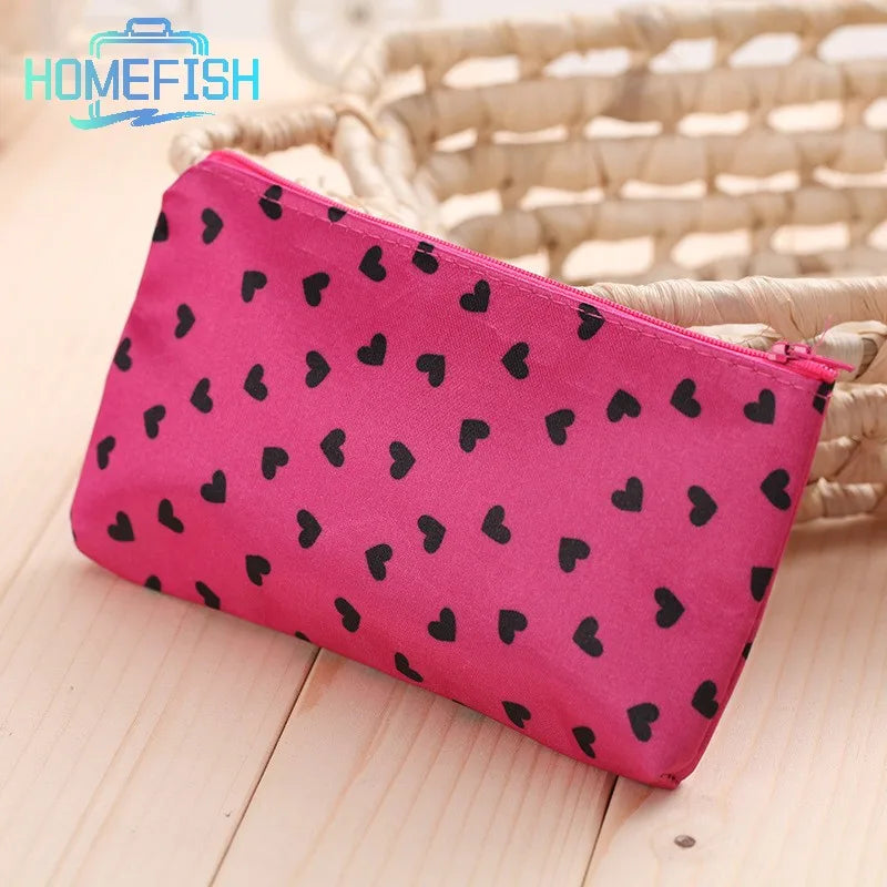 Bolsa de Maquillaje con Cremallera y Patrón de Corazones, Diseño de Moda, Bolsa Multifuncional Usable como Estuche de Cosméticos o Cartera de Viaje/Transporte para Mujeres