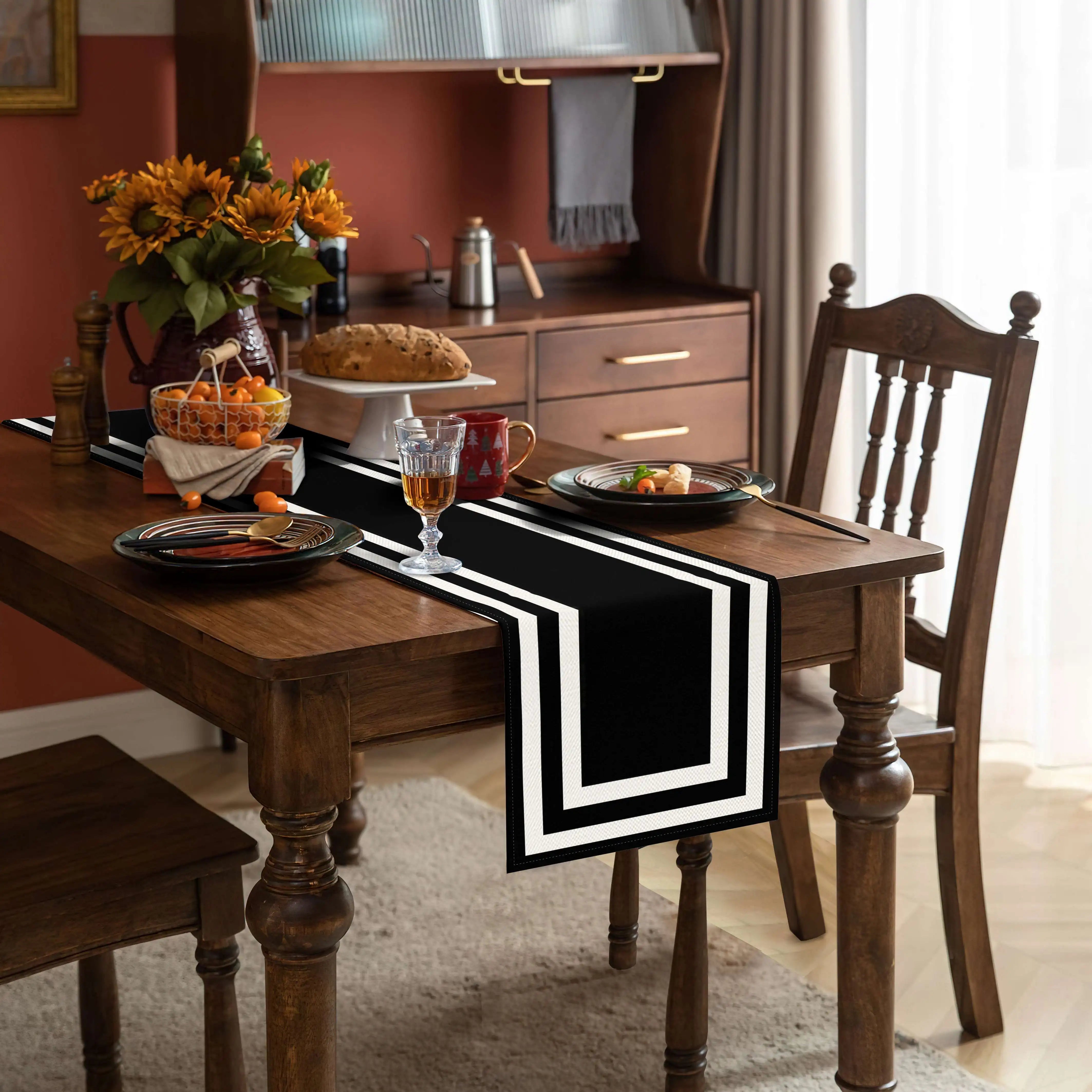 Chemin de table élégant à bordure noire et blanche, design géométrique moderne à rayures verticales, idéal pour la cuisine et la salle à manger.