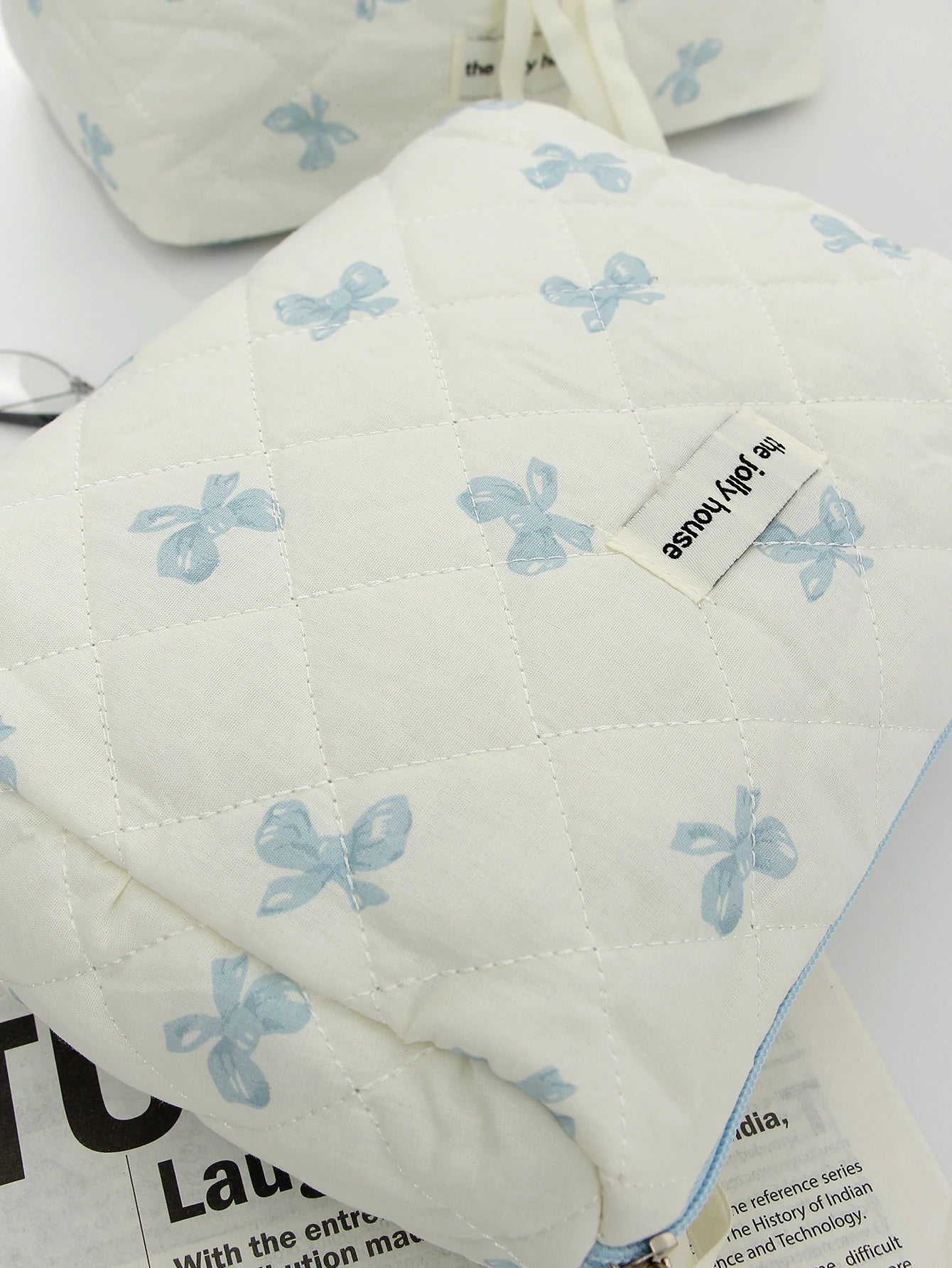 1 pc/set of white and blue bow quilted ｍakeup bag, bow pattern makeup bag, travel essential makeup bag, daily toiletries makeup