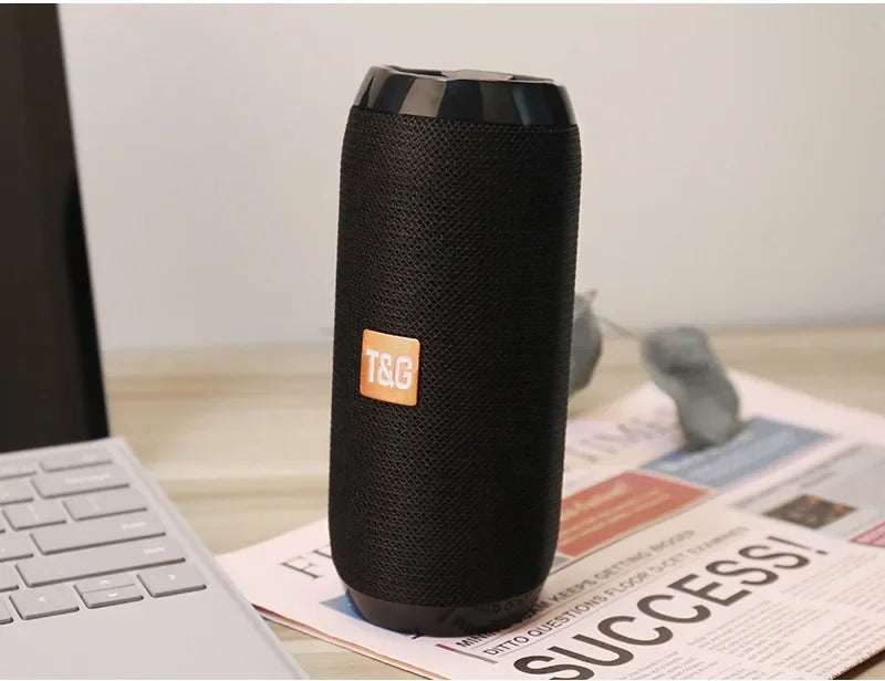 Altavoz portátil inalámbrico Bluetooth Subwoofer exterior impermeable Altavoz estéreo envolvente compatible con radio FM y tarjeta TF