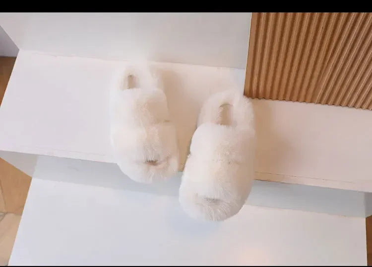 Zapatos cálidos para niños, color liso, versátiles, pantuflas de invierno con pelo para niños y niñas, nuevos zapatos de interior para niños 2025, a la moda, antideslizantes, elegantes.