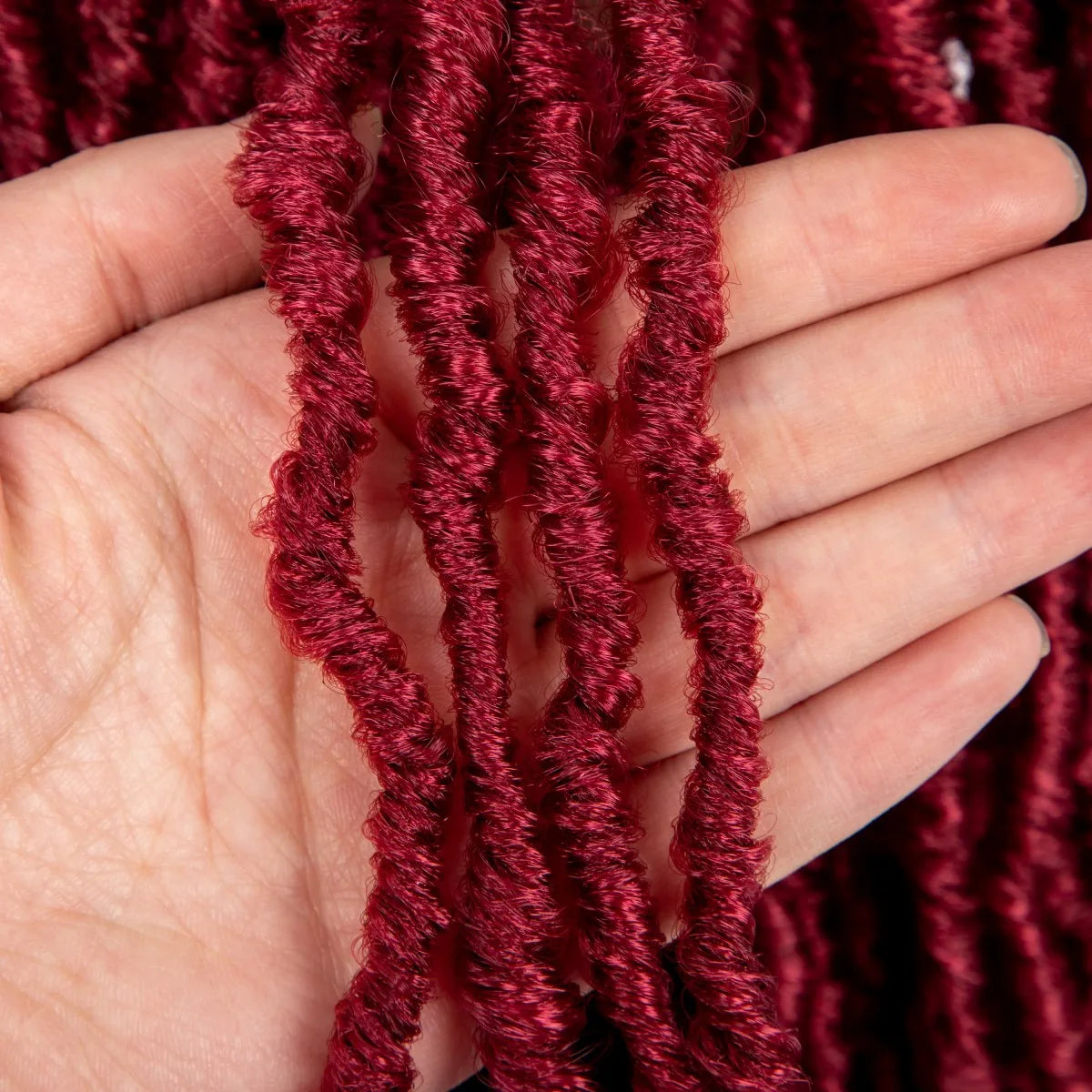 Peluca de gorra con trenzas tipo locs color borgoña