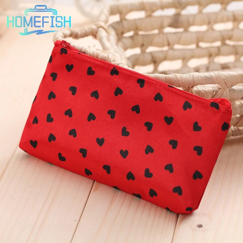 Bolsa de Maquillaje con Cremallera y Patrón de Corazones, Diseño de Moda, Bolsa Multifuncional Usable como Estuche de Cosméticos o Cartera de Viaje/Transporte para Mujeres