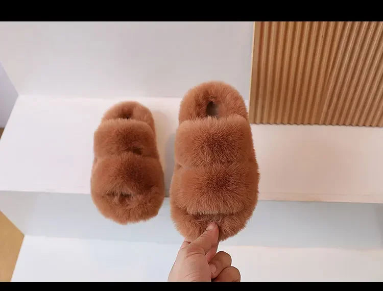 Zapatos cálidos para niños, color liso, versátiles, pantuflas de invierno con pelo para niños y niñas, nuevos zapatos de interior para niños 2025, a la moda, antideslizantes, elegantes.