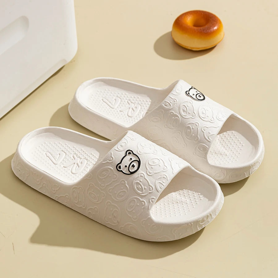 Zapatillas con estampado de oso lindo para mujer, sandalias de verano suaves de dibujos animados para interior, baño, antideslizantes, para exterior, cómodas, para hombre, calzado de ocio para pareja.