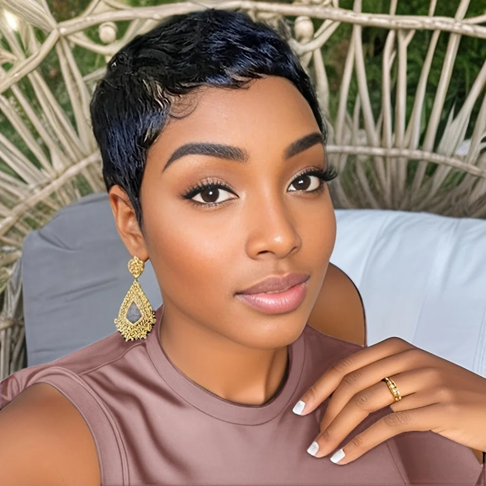 Korte Lagdelte Pixie Cut Full Maskinproduserte Parykker Med Pannelugg Sommerfrisyre Naturlig 1b Farge