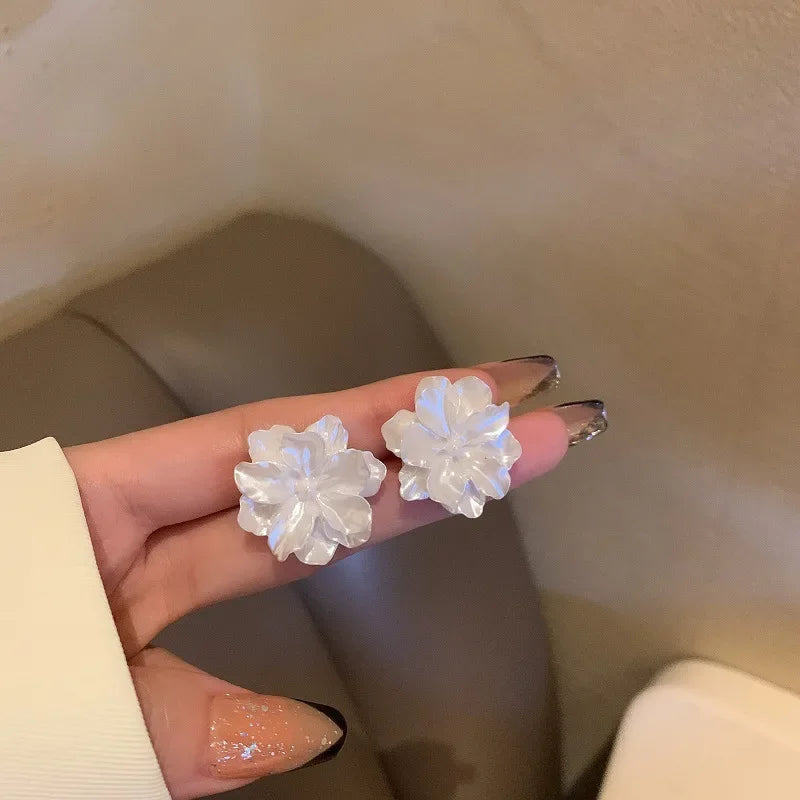 Fashion White Camellia Stud Earrings for Women New Modern Korean Fashion Flower Earring Cute Girl Party Jewelry Accessories