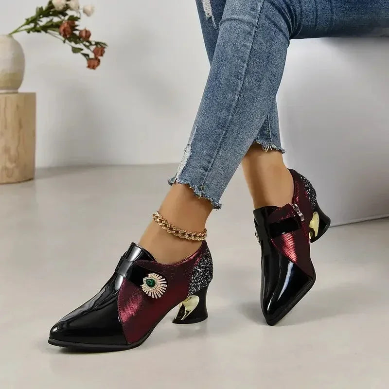 Zapatos de tacón elegantes con flor de perlas