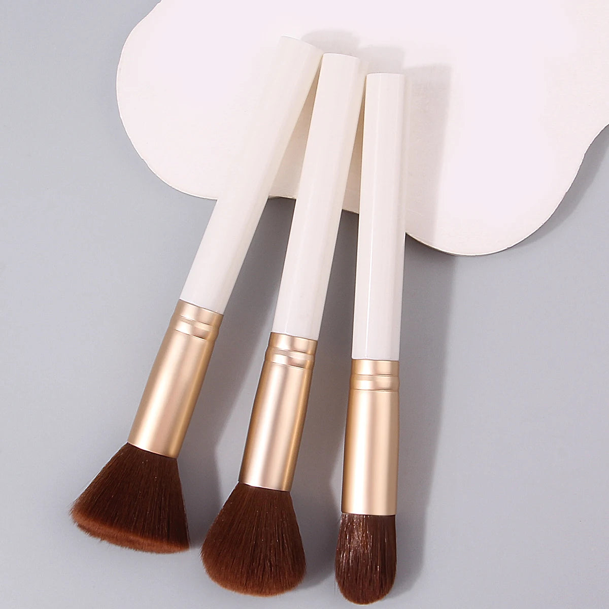 Ensemble de pinceaux de maquillage 3 pièces : pinceau de contouring coudé, pinceau à blush à tête ronde, pinceau anti-cernes et estompeur - Outils de maquillage pour débutants