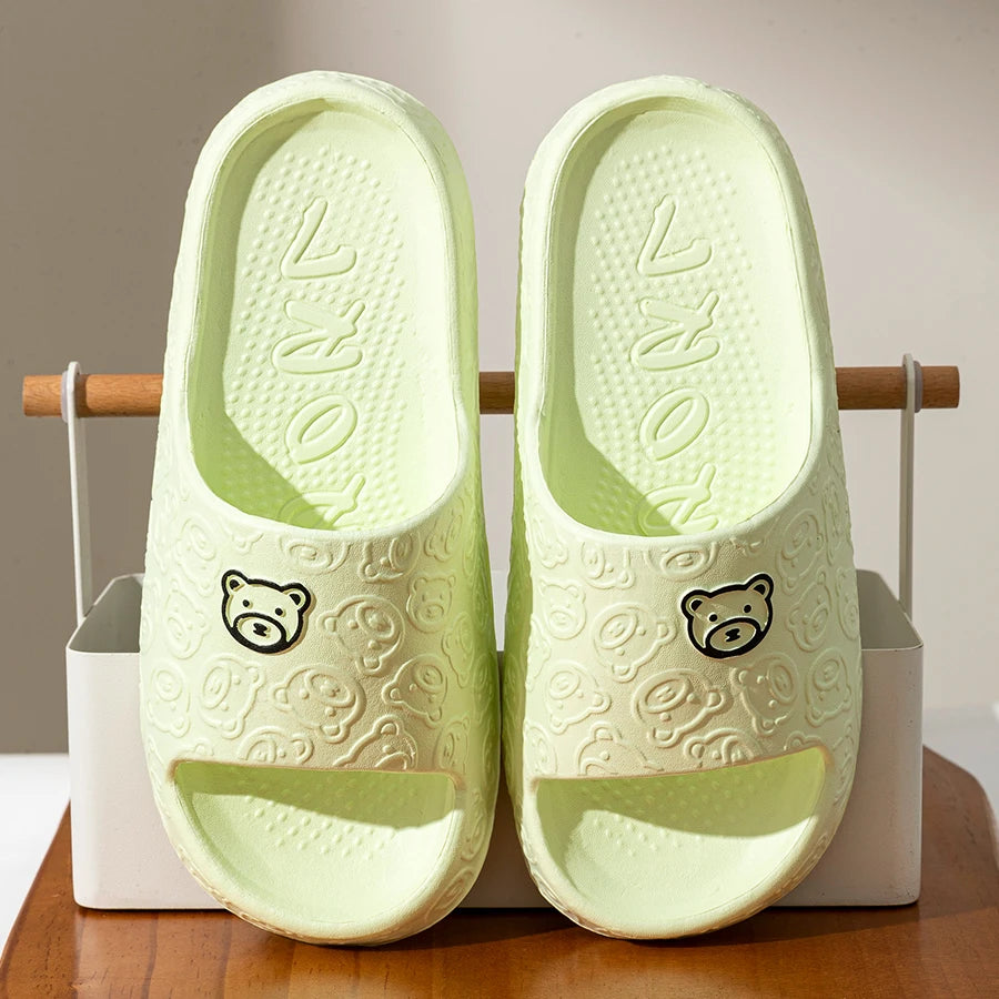 Zapatillas con estampado de oso lindo para mujer, sandalias de verano suaves de dibujos animados para interior, baño, antideslizantes, para exterior, cómodas, para hombre, calzado de ocio para pareja.