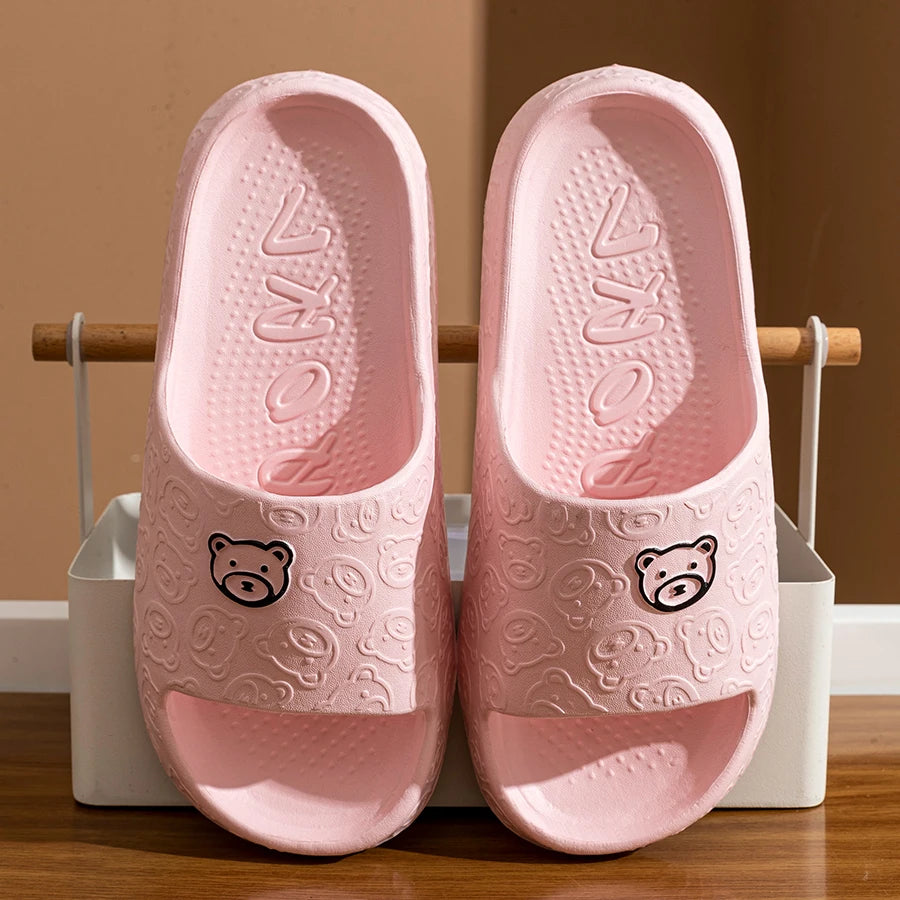 Zapatillas con estampado de oso lindo para mujer, sandalias de verano suaves de dibujos animados para interior, baño, antideslizantes, para exterior, cómodas, para hombre, calzado de ocio para pareja.