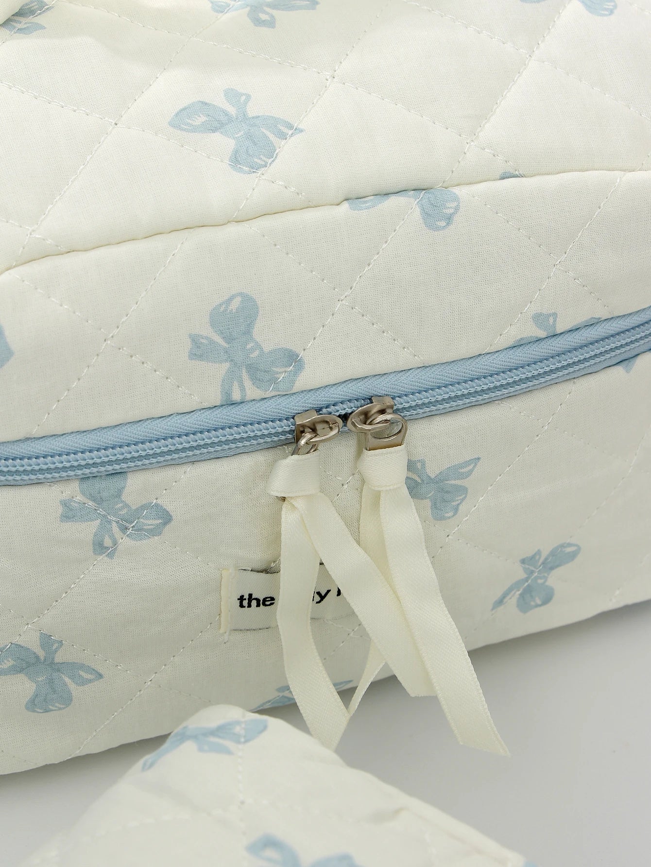 1 pc/set of white and blue bow quilted ｍakeup bag, bow pattern makeup bag, travel essential makeup bag, daily toiletries makeup