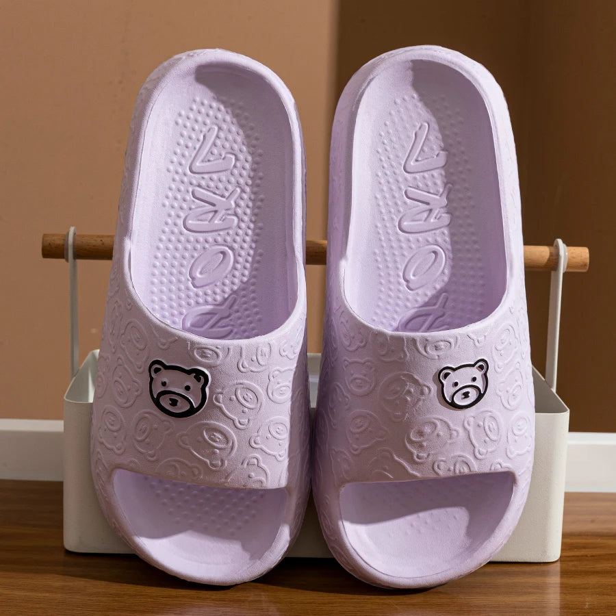 Zapatillas con estampado de oso lindo para mujer, sandalias de verano suaves de dibujos animados para interior, baño, antideslizantes, para exterior, cómodas, para hombre, calzado de ocio para pareja.
