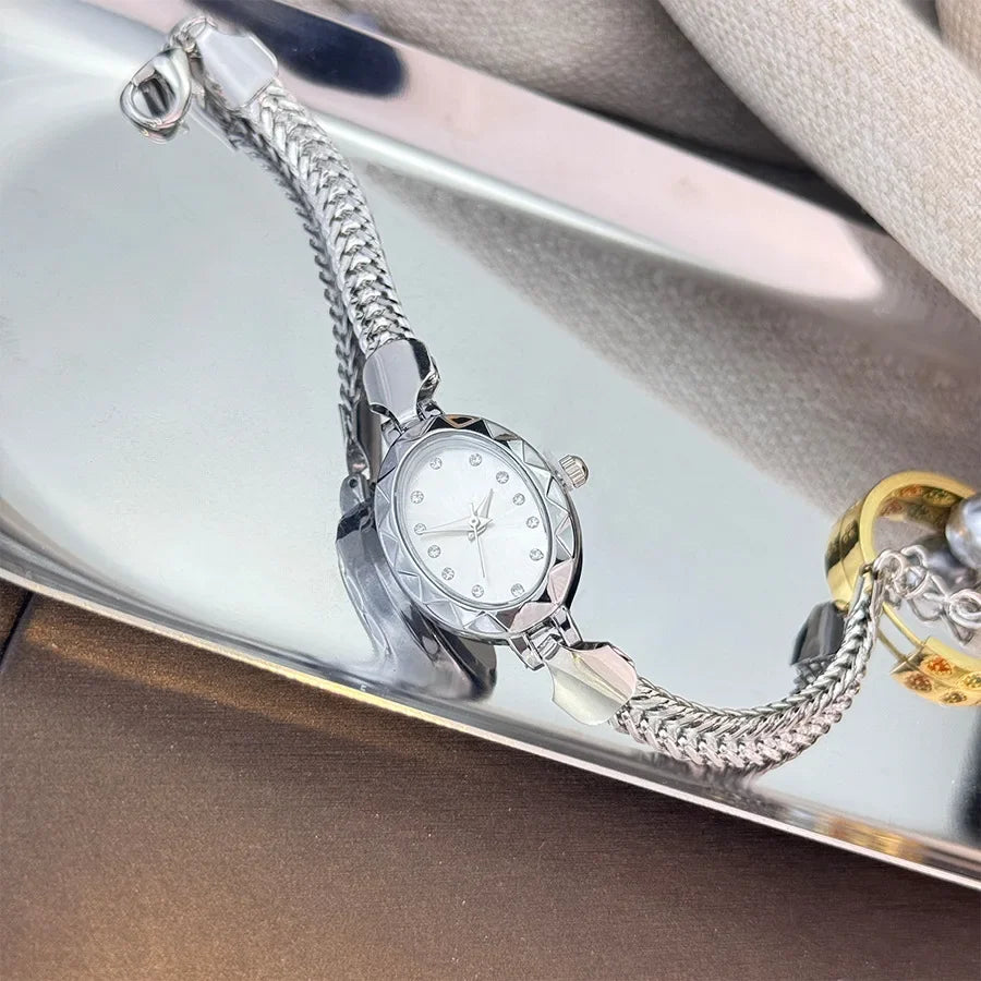 New Oval Retro Small Dial Women's Bracelet Watch Adjustable Lobster Clasp Jewelry Ladies Quartz Watches Luxury Wristwatch Gifts
