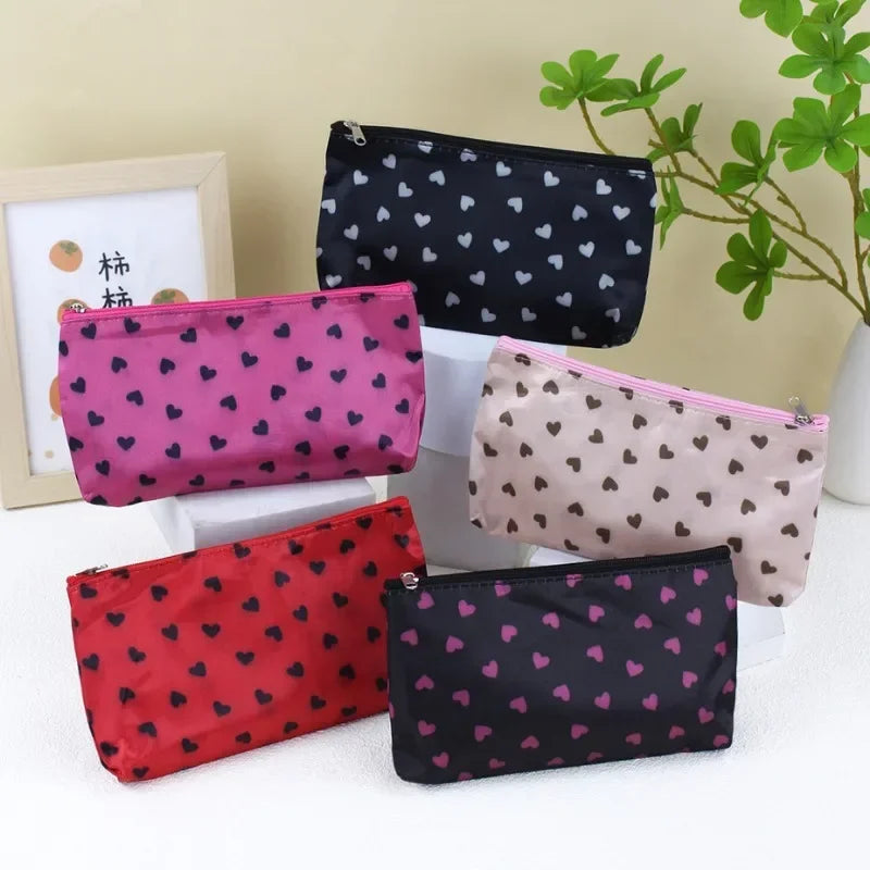 Bolsa de cosméticos con estampado de corazón para viaje, neceser de aseo para mujer, bolsas de maquillaje sencillas y modernas para mujer