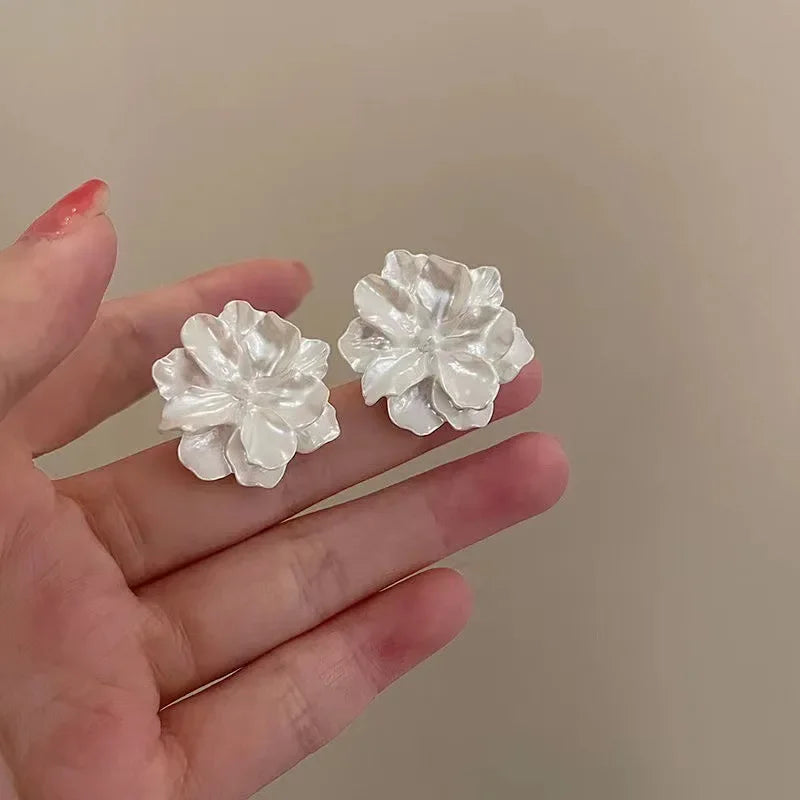 Fashion White Camellia Stud Earrings for Women New Modern Korean Fashion Flower Earring Cute Girl Party Jewelry Accessories